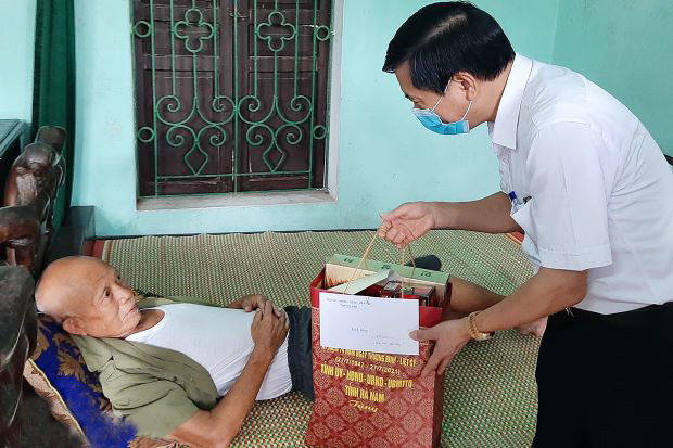anh-cac-dong-chi-lanh-dao-tinh-tham-tang-qua-nhan-dip--56-5-.jpg